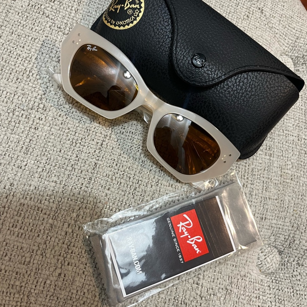 Ray-Ban Cream Sunglasses with Gray Lenses 💯original